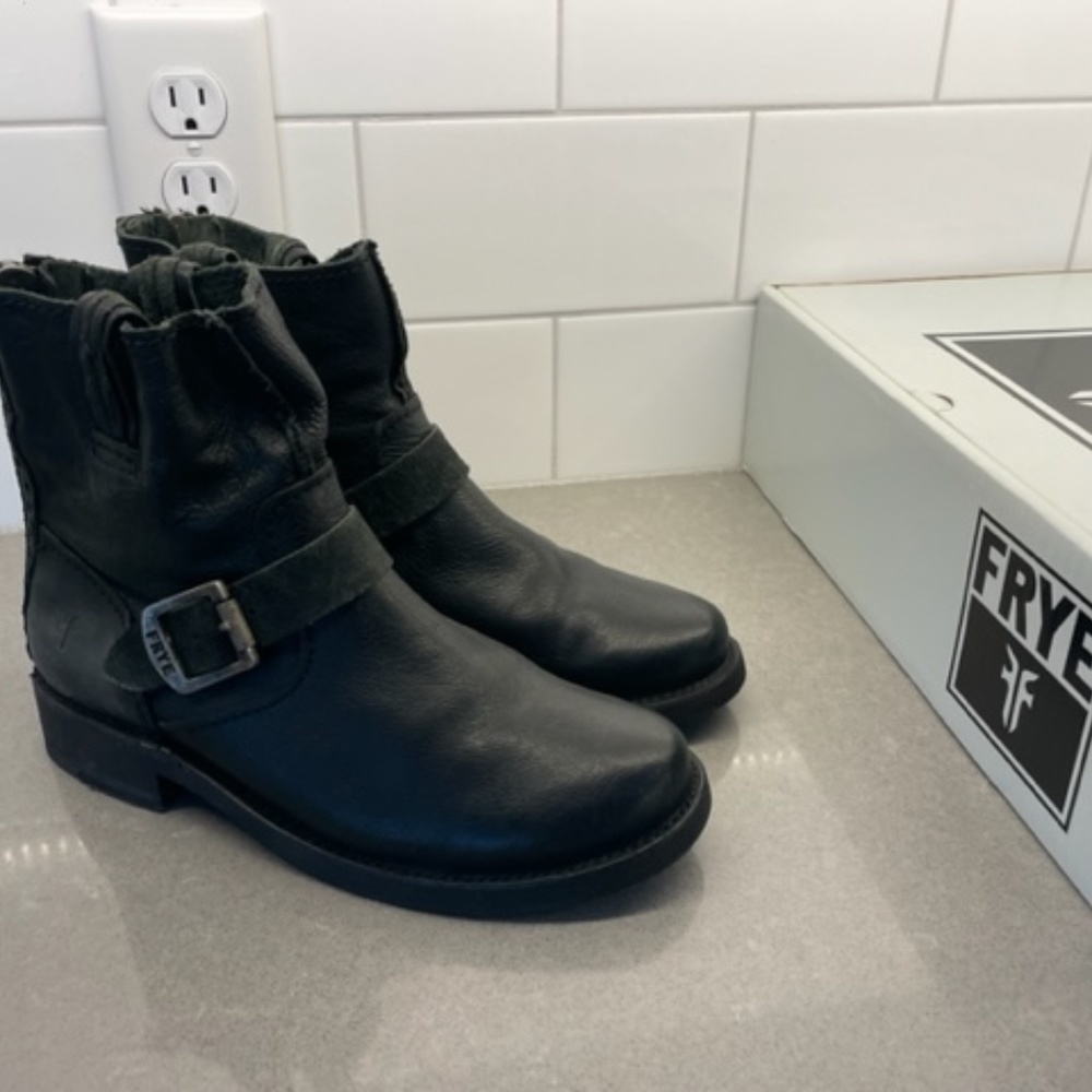 Frye Black Leather Sz 7.5 Vicky Artisan Back Zip Booties-Worn 2x